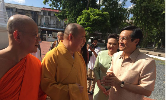 印顺大和尚与泰国前副总理加都隆亲切交谈