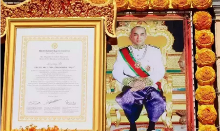 西哈莫尼国王获世界佛教协会颁授"仁慈国王"荣誉证书