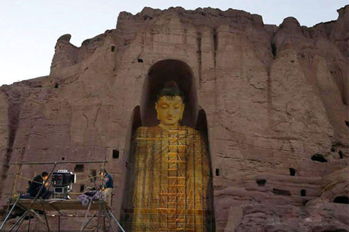 当地时间2015年6月7日，阿富汗巴米扬，通过投影还原的来自中国的大佛