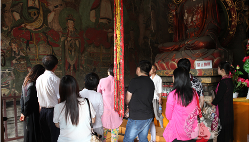 体验团参观资寿寺传承千年的彩绘壁画