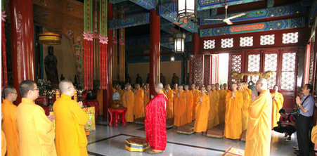 毕业典礼举行前 中国佛学院师生在法源寺举行诵经祈福法会