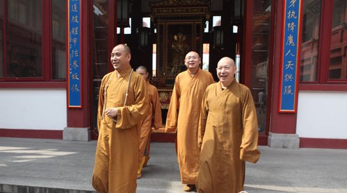 上海市佛教协会领导赴闵行区各寺院走访调研慧明会长一行步入七宝教寺