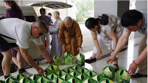 徐州慈济庵能宣法师一行带了4000个祈福粽子赴徐州特殊教育学校 