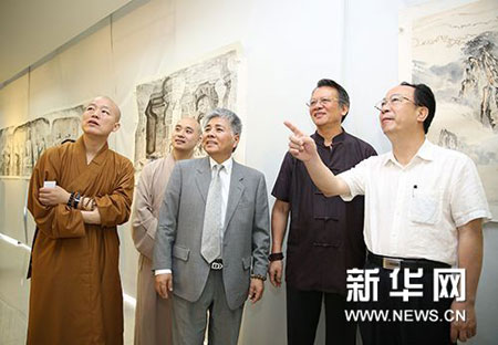 惠州市副市长刘冠贤和中国佛教协会副会长宗性法师、明海法师等一起参观作品