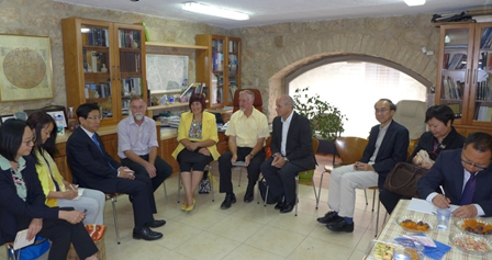 代表团与以色列圣经公会座谈