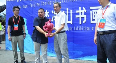中国传统雕塑研究院向铜仁市赠送艺术品