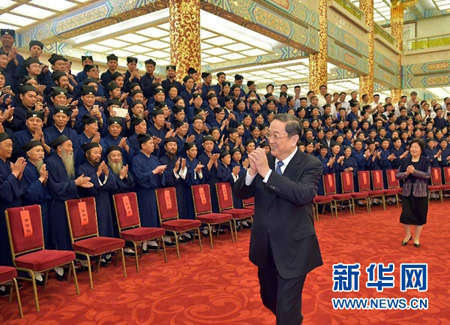 中共中央政治局常委、全国政协主席俞正声与中国道教协会会议代表合影留念